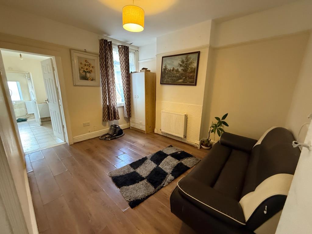 Lot: 103 - THREE-BEDROOM MID-TERRACE HOUSE REQUIRING IMPROVEMENT - Reception room with window to rear aspect and access to kitchen